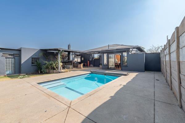 Discover this full-title property in Florentia, Alberton, boasting 716 square meters of space, with 313 square meters under roof. Newly ...