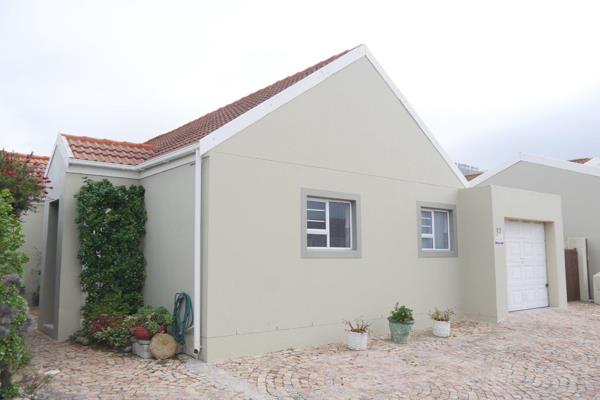 Escape to a tranquil oasis in the heart of Franskraal, where this stunning open-plan ...