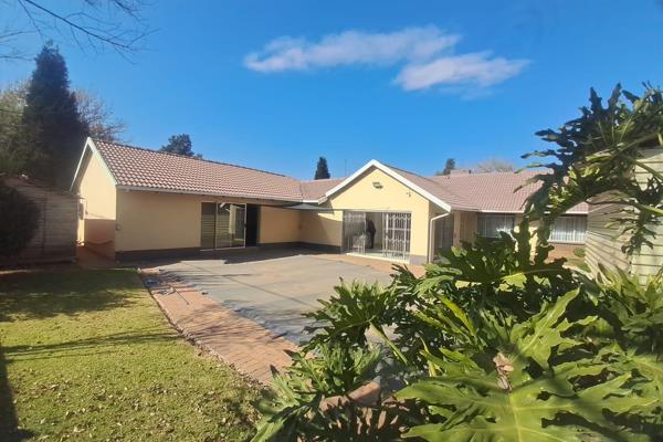 Modern family home situated in Brackendowns.

This property offers you a spacious lounge and dining room area, neat modern kitchen with ...