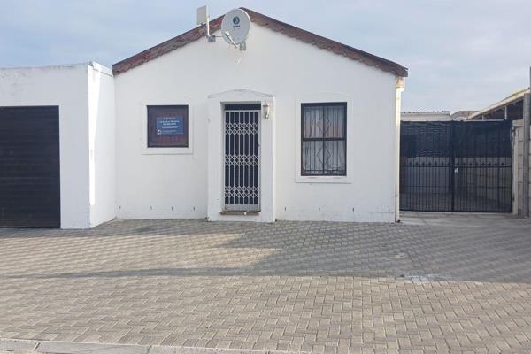 * Exclusive listing by BEUKES REALTY *
 
Ideal Investment Opportunity or for the extended family….
This freestanding 3 Bedroom home ...