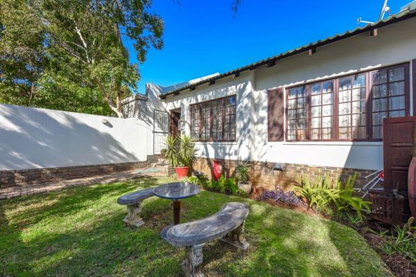 Introducing this lovely 2 bedroom 1 bathroom townhouse in a well established complex in Paulshof. This unit has been meticulously ...