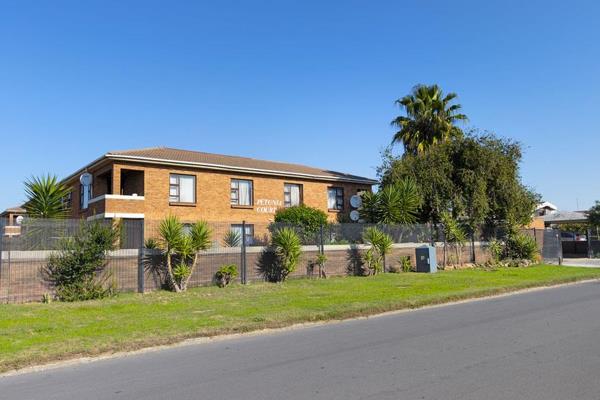 Petunia Court offers a neat, clean and spacious two-bedroom ground-floor apartment in Windsor Park, Kraaifontein. This apartment ...