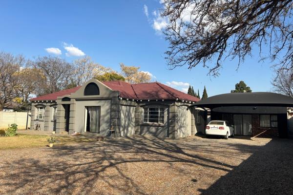 This house features:
-3 bedrooms
-1 bathroom 
- patio with braai
- open plan dining and lounge
- borehole for irrigation
Flatlet
- one ...