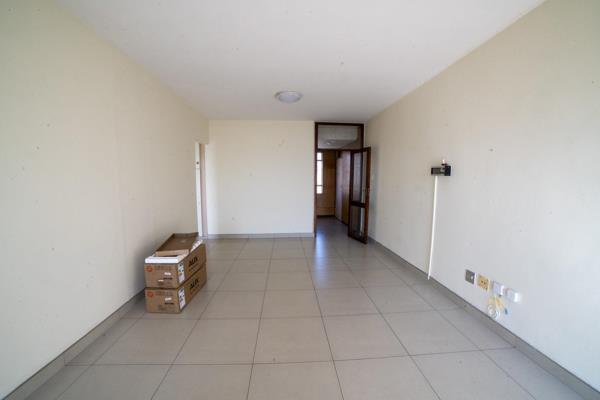 Sunny two bedroom apartment for sale in Parktown!

This unit is perfect for a couple or small family. With a lovely spacious open plan ...