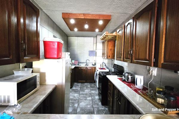 Salt &amp; Pepper homes presents this apartment on the 1st floor. 

The property offers the following : 

2 Bedrooms 
Bathroom ...