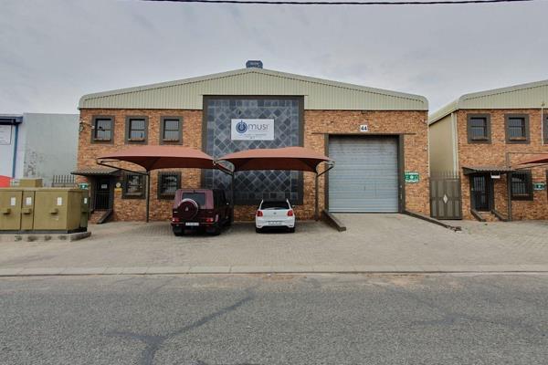 This meticulously maintained 700m&#178; warehouse, located in the heart of Robertsham ...