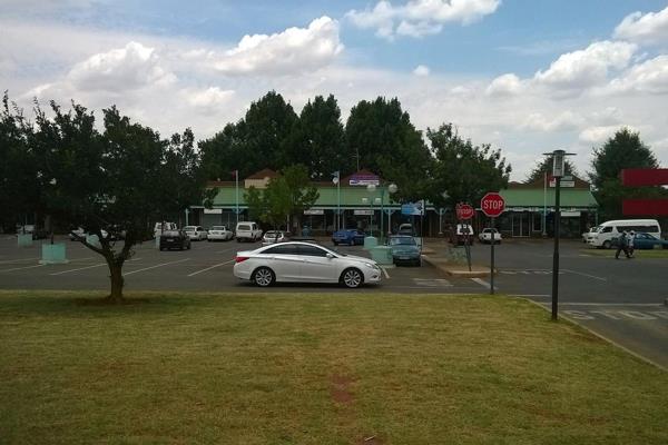 Proteapoint Shopping Centre is a convenience centre in the middle of Protea North on a busy Ndaba Street. Easy access from Tshiawelo ...