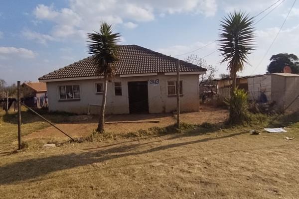 2 bedrooms house
Kitchen with fitted
Lounge  tiled with Sealing 
spacious bedroom

Just in front of the hill hospital
And taxi ...