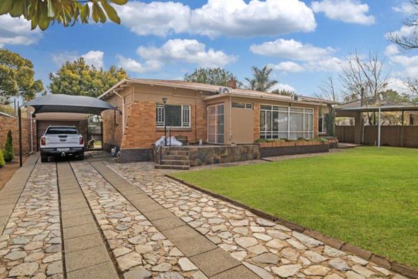 Welcome to the desirable suburb of Airfield bordering Northmead where this stunning 3 Bed 1.5 Bath Family Home eagerly awaits its new ...