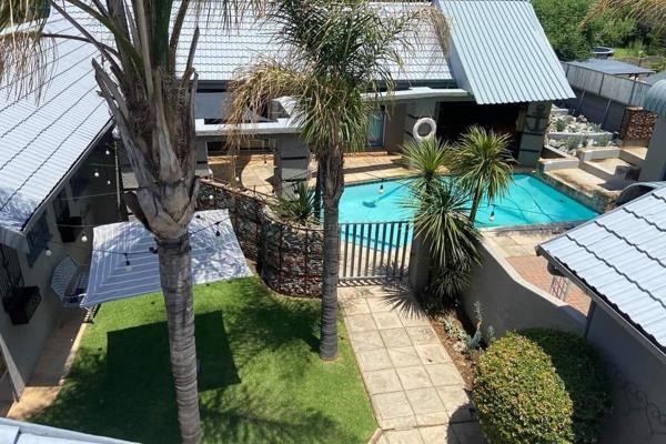 Immaculate family home which consist of the following:
3 x Bedrooms
2 x Bathrooms (1 En-suite to main bedroom
Open plan kitchen, dining ...