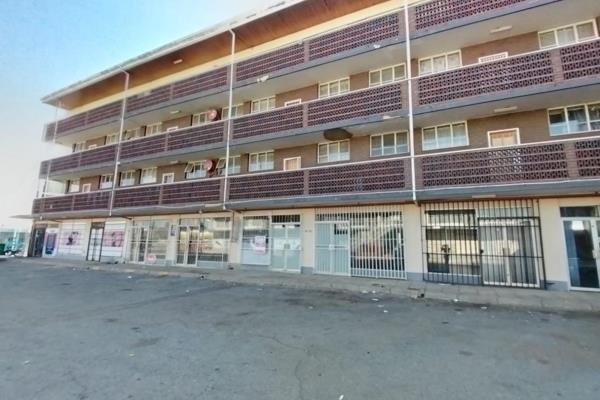 This one and a half bedroom flat in Mayville is situated on Paul Kruger Street.  It is central to all amenities.   On this end of Paul ...