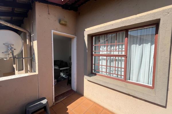 Located just off Sunny Road this unit is located perfectly to jump on North Rand and Atlas Road.

This quaint home offers 1 tiled ...