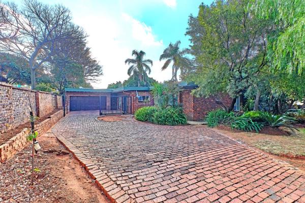 Opportunity awaits, make this your dream home, located in the popular CKN area on the border of Constantia Kloof.

Good size stand with ...