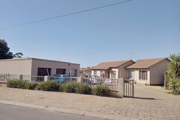 This is your chance to own this 3-bedroom, 2 bathroom Greenhills, Randfontein house that ...