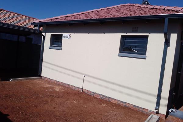 Welcome to this beautiful new project in Protea Glen Ext 43, Soweto! This lovely home features two spacious bedrooms and one bathroom ...