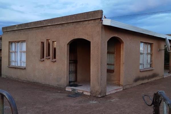 This is a 2 bedroom house in Slovo Mabopane with a spacious living room, kitchen and bathroom. The house is tiled with burglar doors ...