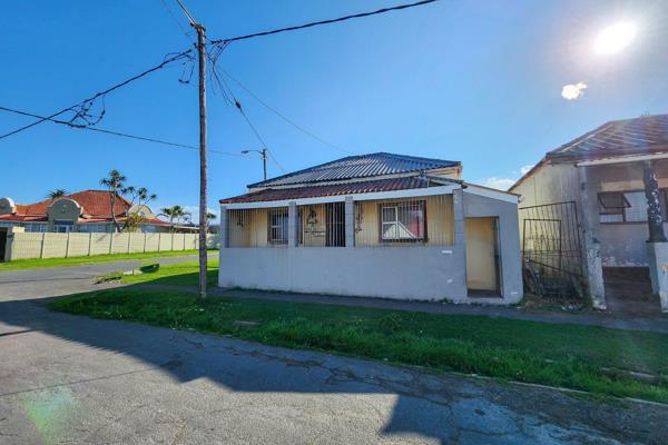 Older type dwelling situated in the West Bank Village close to the West Bank School for sale.
The house consists of 3 bedrooms, 1 ...