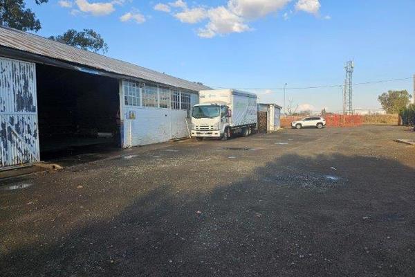 This warehouse is situated in Oranjesig. The yard can accomodate trucks.There is Roller Doors for receiving and dispatch. The offices ...