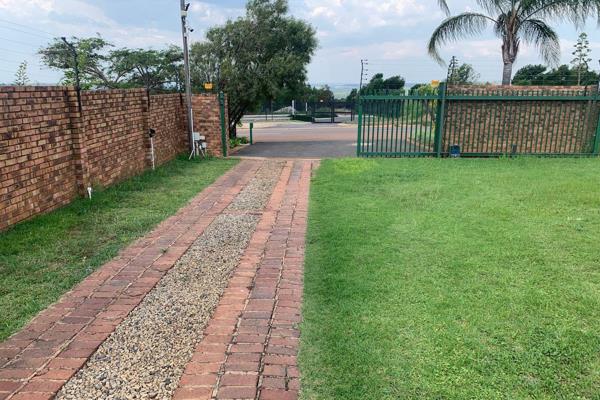 This one hectare property is flat and easy to build on with a beautiful view on Mooikloof Country Estate and The Hills, close to ...