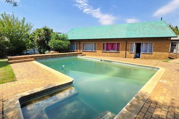 Large four bedroom family home | large garden | sparkling swimming pool | staff ...