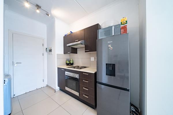 Welcome to your new home in the heart of Dainfern! This spacious, open-plan bachelor apartment is both accommodative and welcoming ...