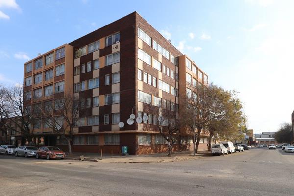 You will be surprised by the cleanliness and space of this 2 bedroom unit, conveniently located in the CBD of Klerksdorp - ideal for ...