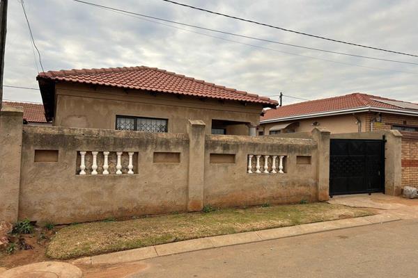 Beautiful 2 bedroom home with full bathroom, lounge, fully fitted kitchen, 3 outside rooms with shared bathroom and fully walled.