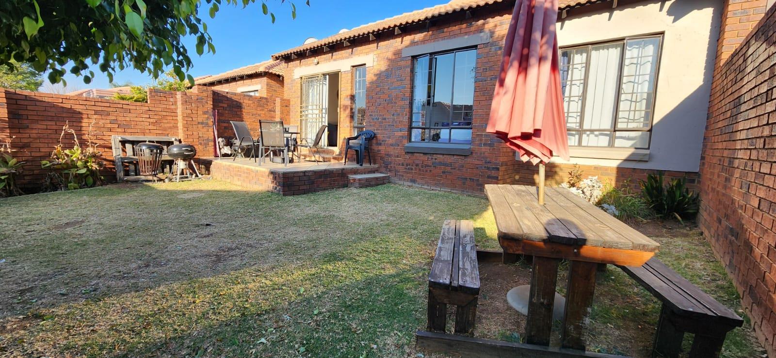 2 Bedroom Townhouse For Sale In Mooikloof Ridge - P24-114618085