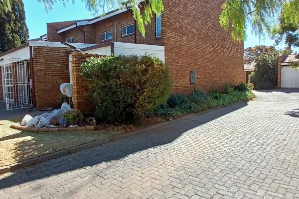 This low maintenance townhouse offers you

Spacious open plan living areas 
Lovely kitchen with ample cupboard space 
3 Good size ...