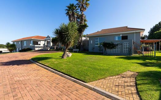 7 Bedroom House for sale in Stilbaai Wes