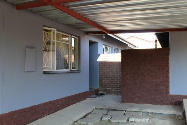 This recently renovated property has:
4 x Bedrooms (tiled with BIC)
2 x Bathrooms (bath tub &amp; shower)
1 x Lounge
1 x Dining ...