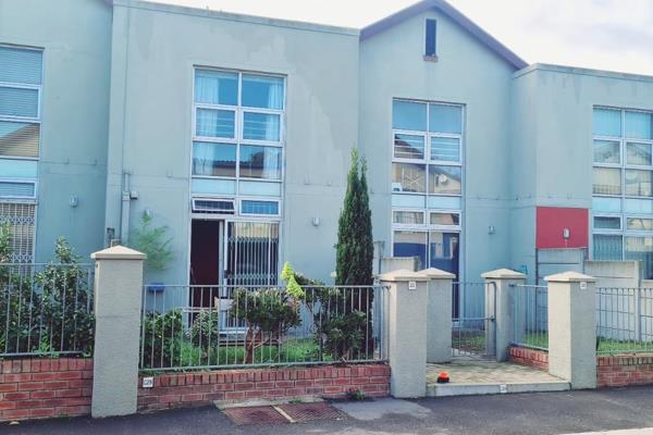 This lovely 2 bedroom duplex home is situated in Cape Bordeaux security complex.

Enjoy the spacious kitchen, living area and garden. ...