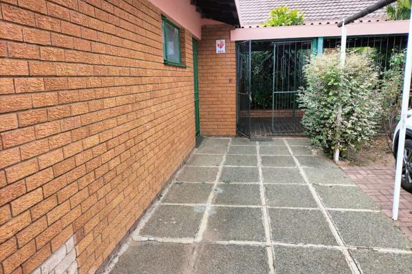 Spacious family home conveniently located near amenities: shopping malls, schools including primary, nursery, and secondary, Tshwane ...