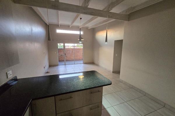 This simplex is situated in Glen Marais and offers the following:

Large open plan lounge. Dining room. 3 Bedrooms. 2 Modern ...