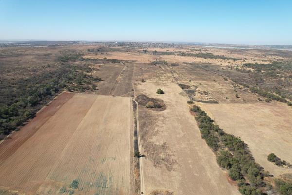 Discover an exceptional opportunity with this 200-hectare parcel of agricultural land, perfectly positioned for immediate development. ...