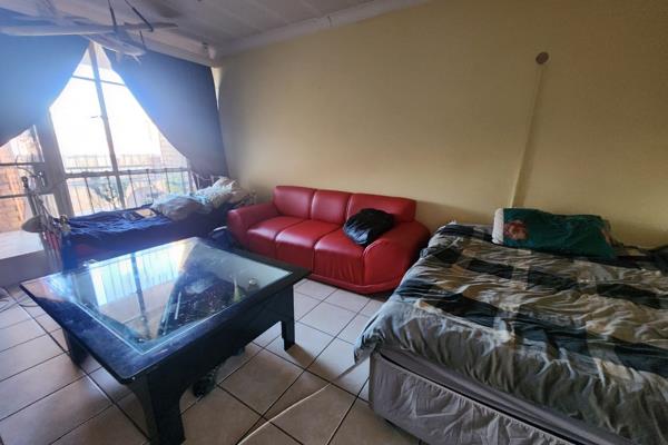 Bachelor Flat available in quiet area! 
* Spacious lounge/bedroom and a balcony.
* Tandem lock-up Garage.
* Built-in cupboards.