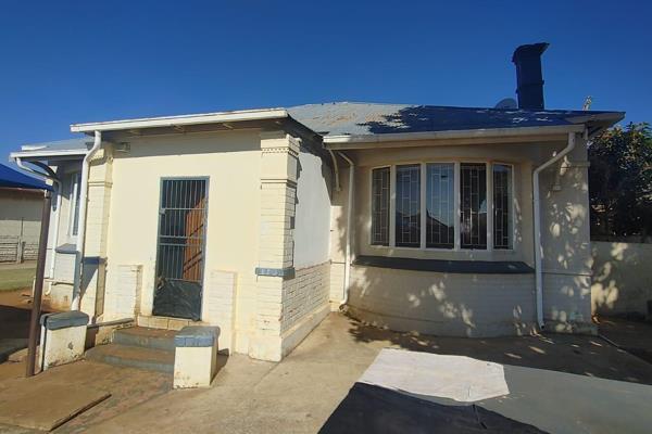 Investment potential of R15 000 pm
Main house offers 3 bedrooms and 3 bathrooms, everything is tiled
3 Kitchens which are tiled
2 ...