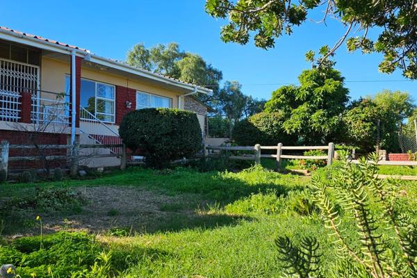 Freestanding Family Home with Potential in Oudtshoorn North

A spacious 3-bedroom family home in Oudtshoorn North, ideal for those ...