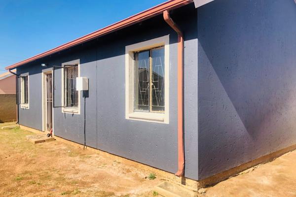 Available immediately.

A 3 bedroom house with 1 bathroom and a separate toilet. An open-plan lounge and kitchen. It has security ...