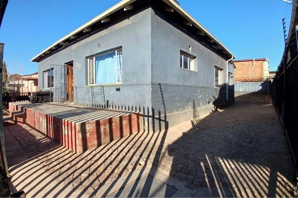 Spacious Fixer Upper with Potential in Brakpan Central
Discover this property brimming with space and potential, waiting to be restored ...