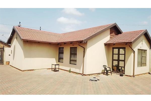 This exquisite three-bedroom home is perfectly positioned in Mmesi Park (Dobsonville), just steps away from the Dobsonville mall. With ...