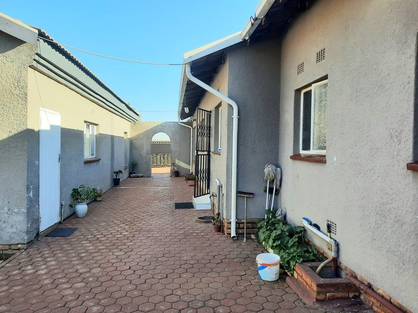 3 Bedroom House for sale in Witpoortjie - P24-114622203