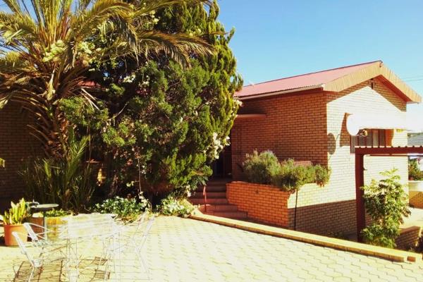 This spacious 4-bedroom house is available to rent in Springbok. Water and electricity ...