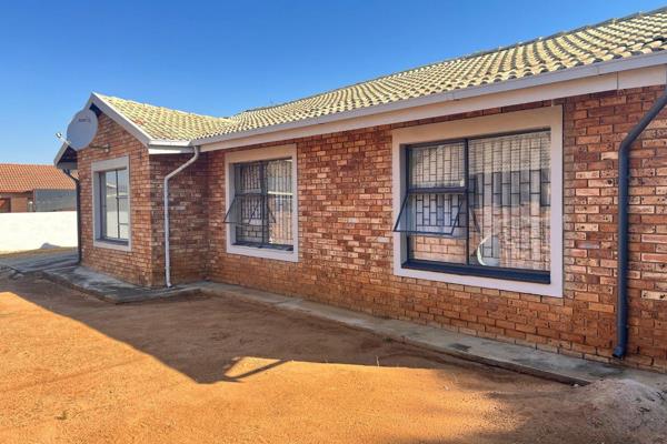 3 bedroom house available in Riamar Park Bronkhorstspruit...

built in wardrobes, open plan sitting Kitchen and dinning room and ...