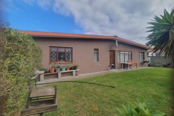 Family home for sale in Central Gansbaai.

This spacious house offers 4 bedrooms (2 ...