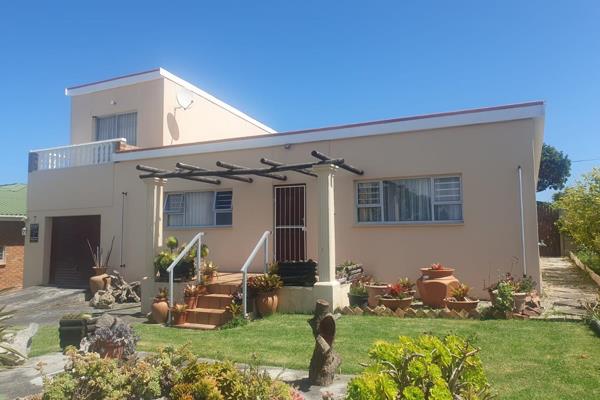 This well-maintained house situated in Franskraal and is located 700 meters from the ...