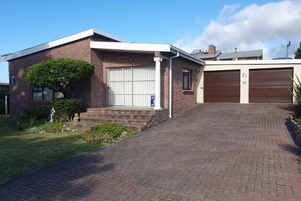 Very neat and well-Maintained 4 bedroom house in Gansbaai Central.  

This very neat ...