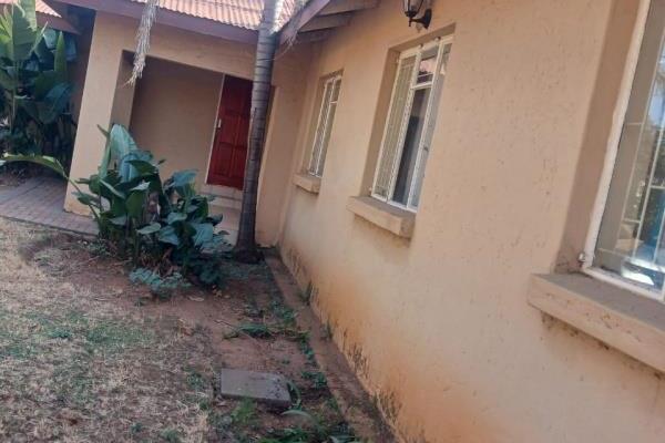 Experience the ultimate rental experience with this stunning three-bedroom house located in the heart of Kwaggasrand. The well equipped ...