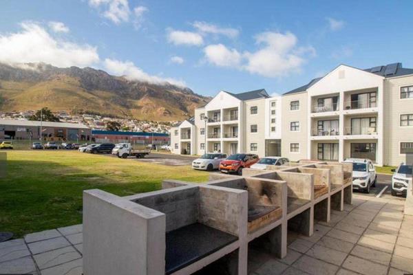 Lovely Ground Floor apartment.

Lange, sunny spacious apartment in a lovely estate near the sea.

Enjoy a braai or refreshing cup of ...