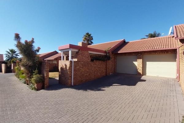 Spacious town house simplex for sale in Rooihuiskraal North. Excellent value for money! Calling all investors and first time home ...